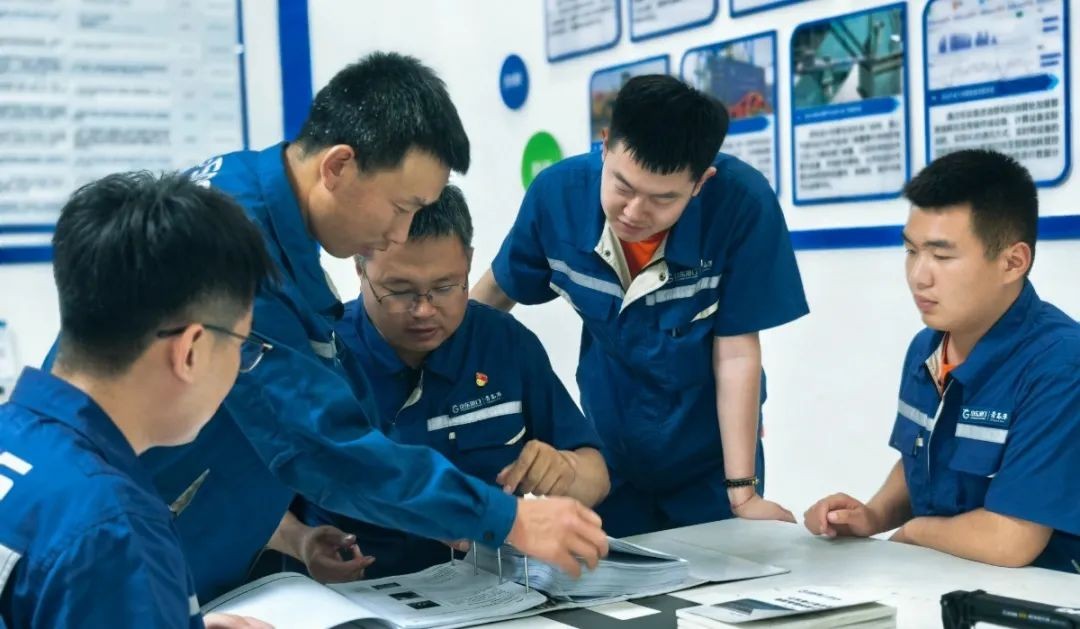 Herr Song (links 3) bespricht mit seinen Kollegen in einem Meeting die M&ouml;glichkeit einer L&ouml;sung.